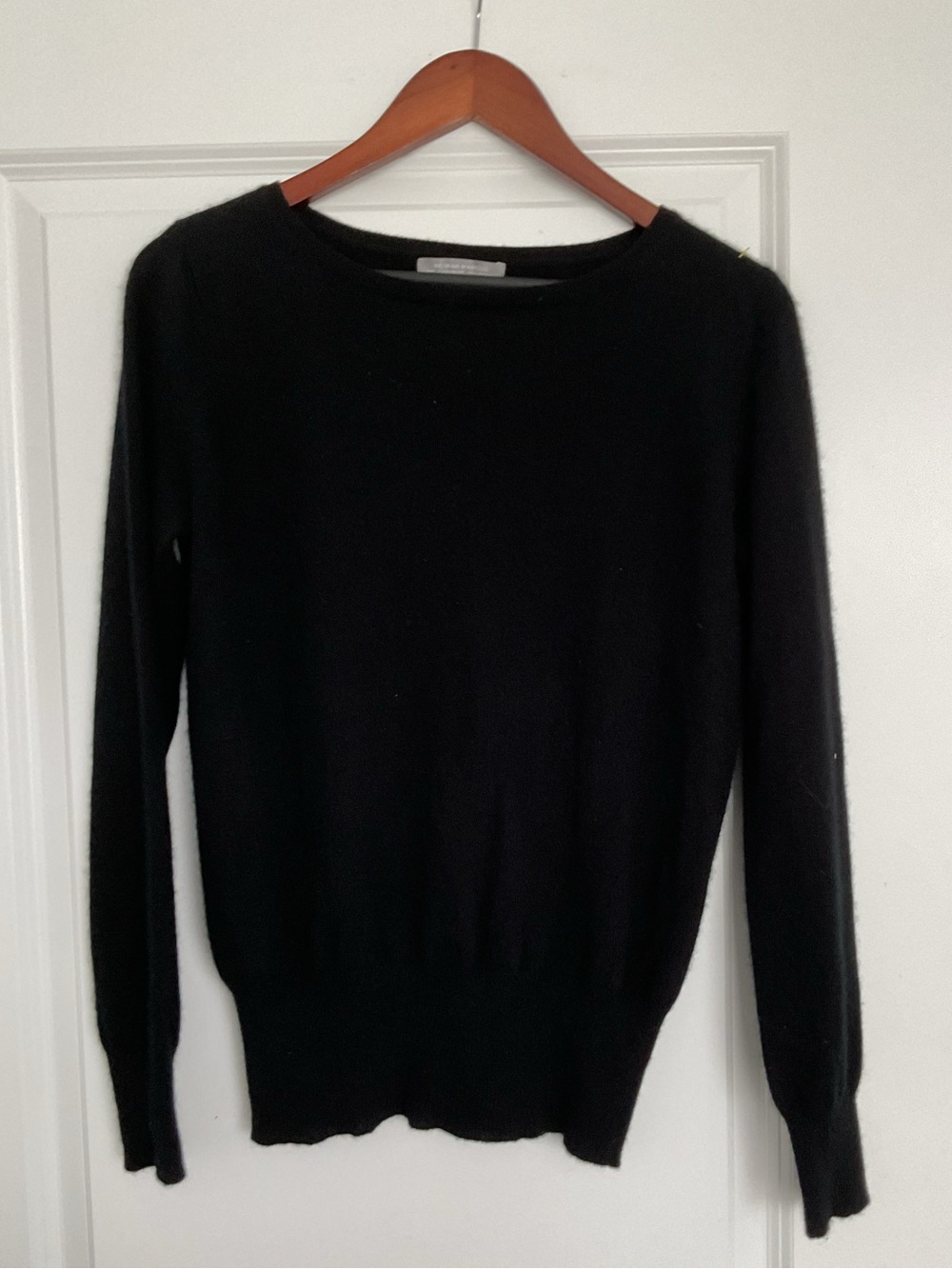 Neiman. Marcus The cashmere collection black pullover L